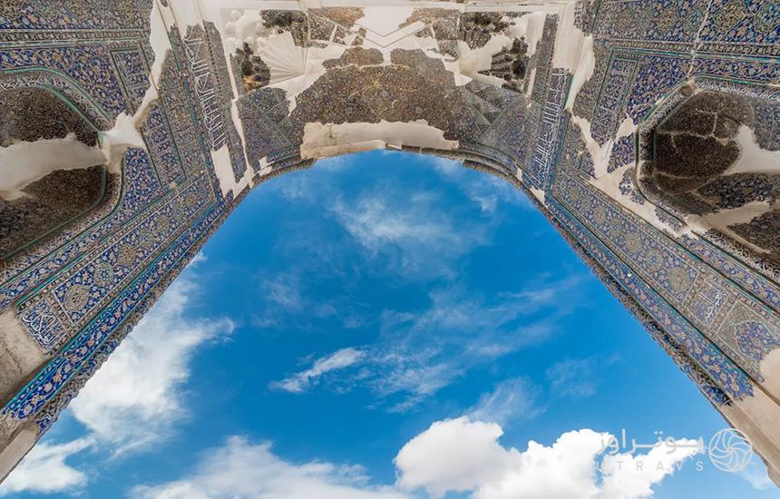 بخشی از سقف و دیواره‌های مسجد کبود تبریز به‌همراه نمایی از آسمان 